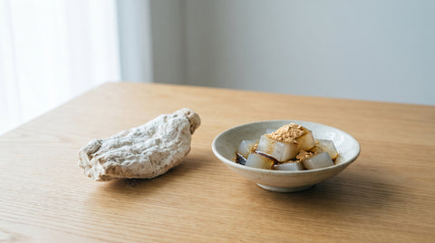 Kudzu root starch beside a bowl of kudzu mochi dessert