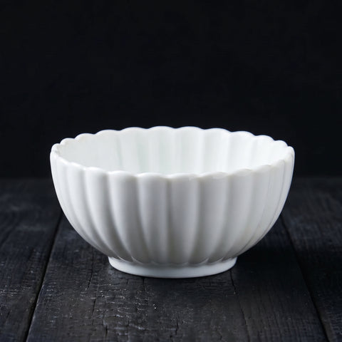 White chrysanthemum-shaped small dish