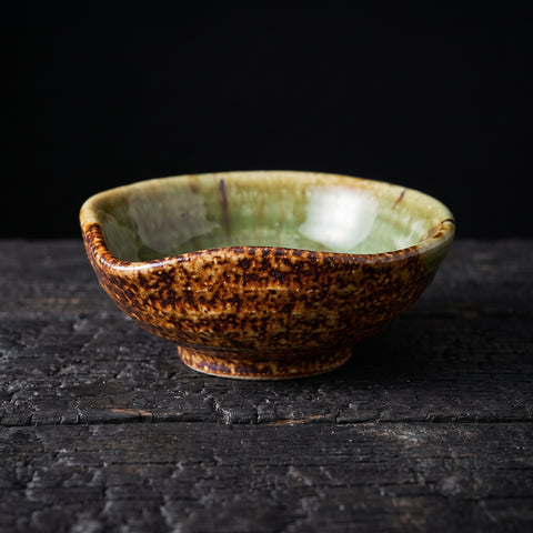 Amber base Oribe-green drip glaze spouted bowl