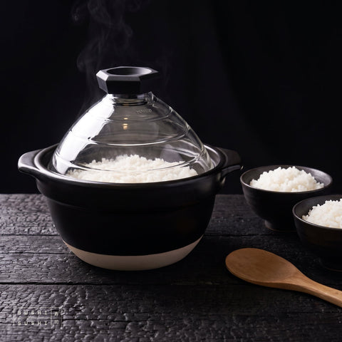Hario, Glass-Lid Stovetop Rice Cooker, Large (2–3 Go), with cooked rice and rice bowls