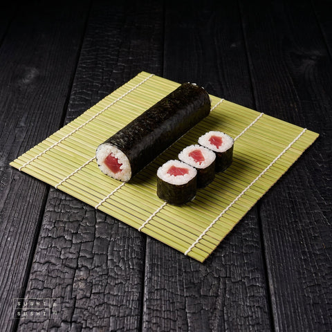Hasegawa Rolling Mat Makisu Green FMK-M, in use with a tuna hosomaki roll